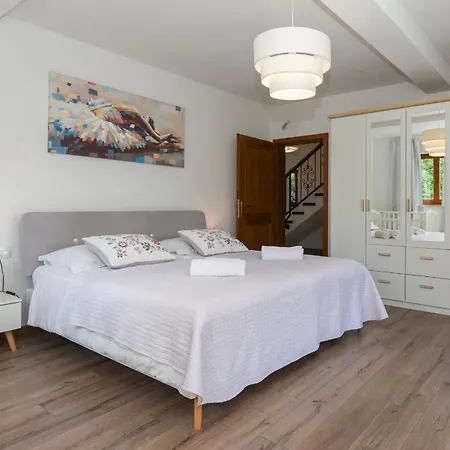 Flora, A Bright And Beautiful Surrounded By Nature Villa Krsan