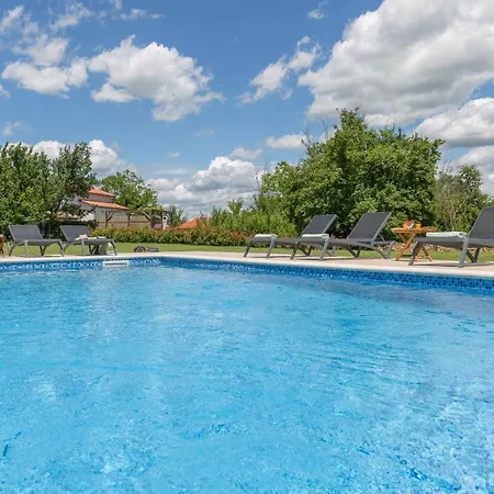 Villa Flora, A Bright And Beautiful Surrounded By Nature