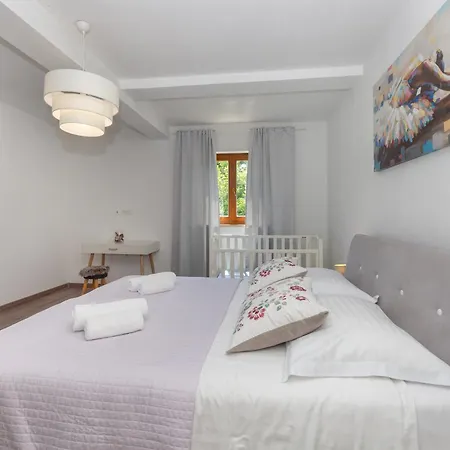 Flora, A Bright And Beautiful Surrounded By Nature Villa *