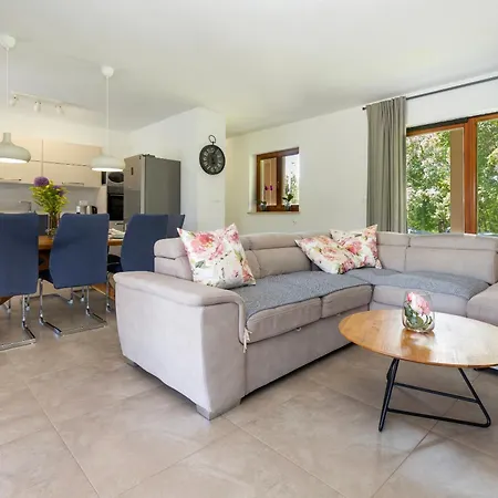 Flora, A Bright And Beautiful Surrounded By Nature Villa Krsan