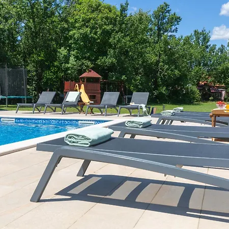 Flora, A Bright And Beautiful Surrounded By Nature Villa *