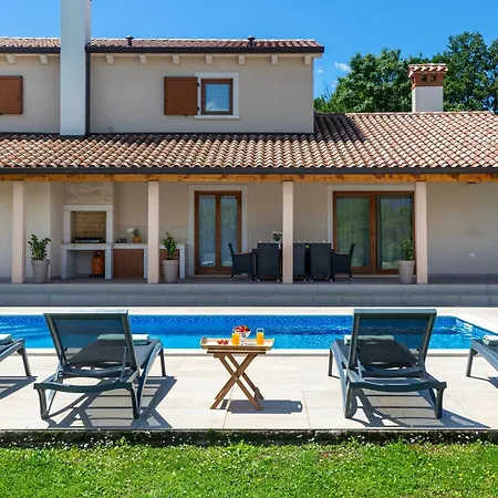 Villa Flora, A Bright And Beautiful Surrounded By Nature