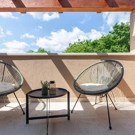 Villa Flora, A Bright And Beautiful Surrounded By Nature