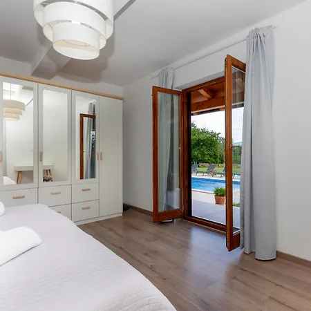 Flora, A Bright And Beautiful Surrounded By Nature Villa *