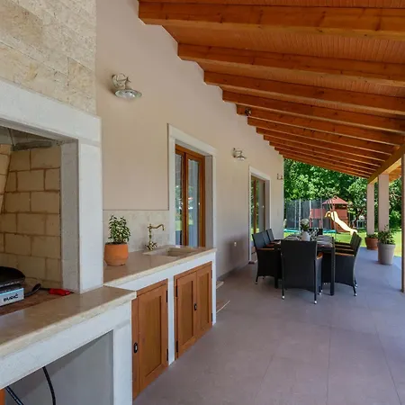 Flora, A Bright And Beautiful Surrounded By Nature Villa Krsan