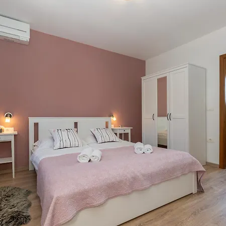 Villa Flora, A Bright And Beautiful Surrounded By Nature *
