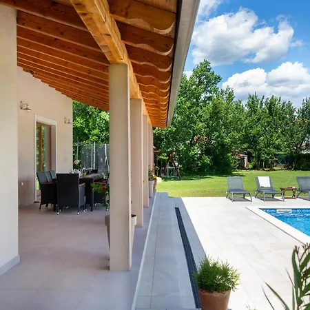Villa Flora, A Bright And Beautiful Surrounded By Nature *