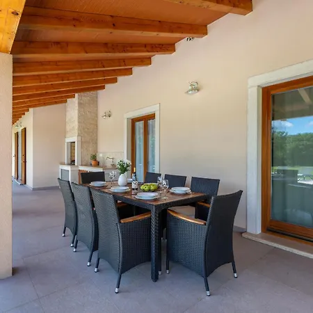 Villa Flora, A Bright And Beautiful Surrounded By Nature *