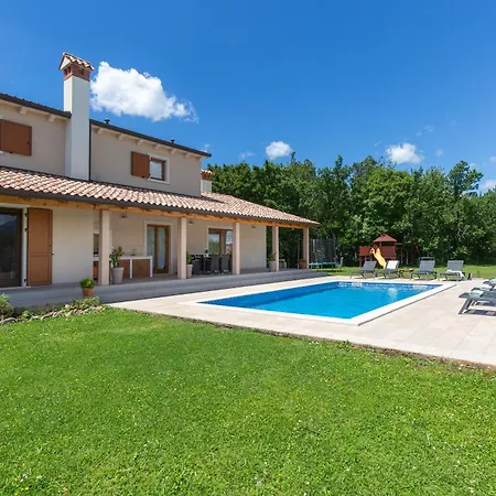 Flora, A Bright And Beautiful Surrounded By Nature Villa Krsan