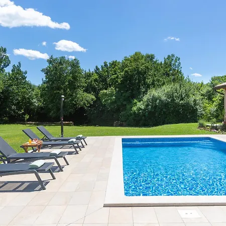 Villa Flora, A Bright And Beautiful Surrounded By Nature