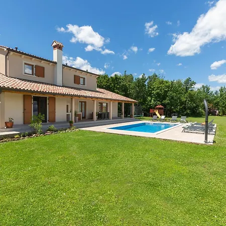 Flora, A Bright And Beautiful Surrounded By Nature Villa *
